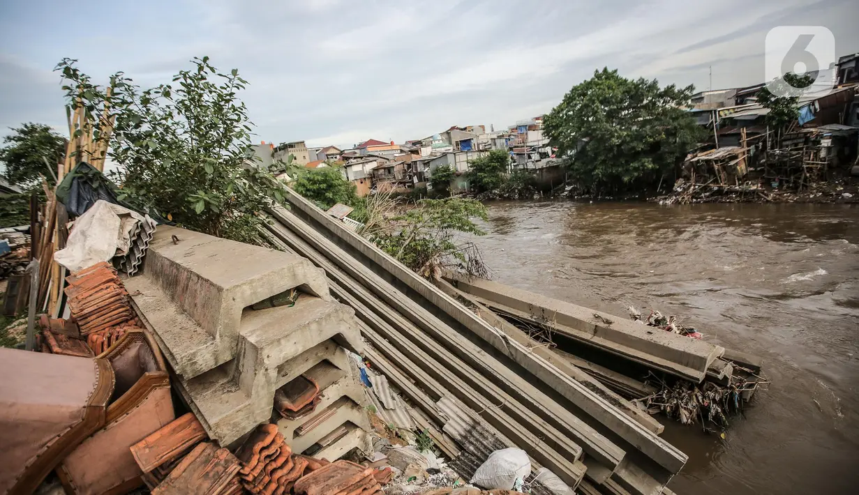 Suasana pemukiman padat penduduk di kawasan bantaran Kali Ciliwung, Jakarta, Rabu(16/11/2022). Pemerintah Provinsi DKI Jakarta akan melakukan normalisasi Kali Ciliwung sepanjang 4,8 kilometer di empat lokasi prioritas yakni Kelurahan Rawajati Cawang, Cililitan, dan Kampung Melayu dengan rancangan anggaran APBD 2023 sebesar Rp469 miliar. (Liputan6.com/Faizal Fanani)