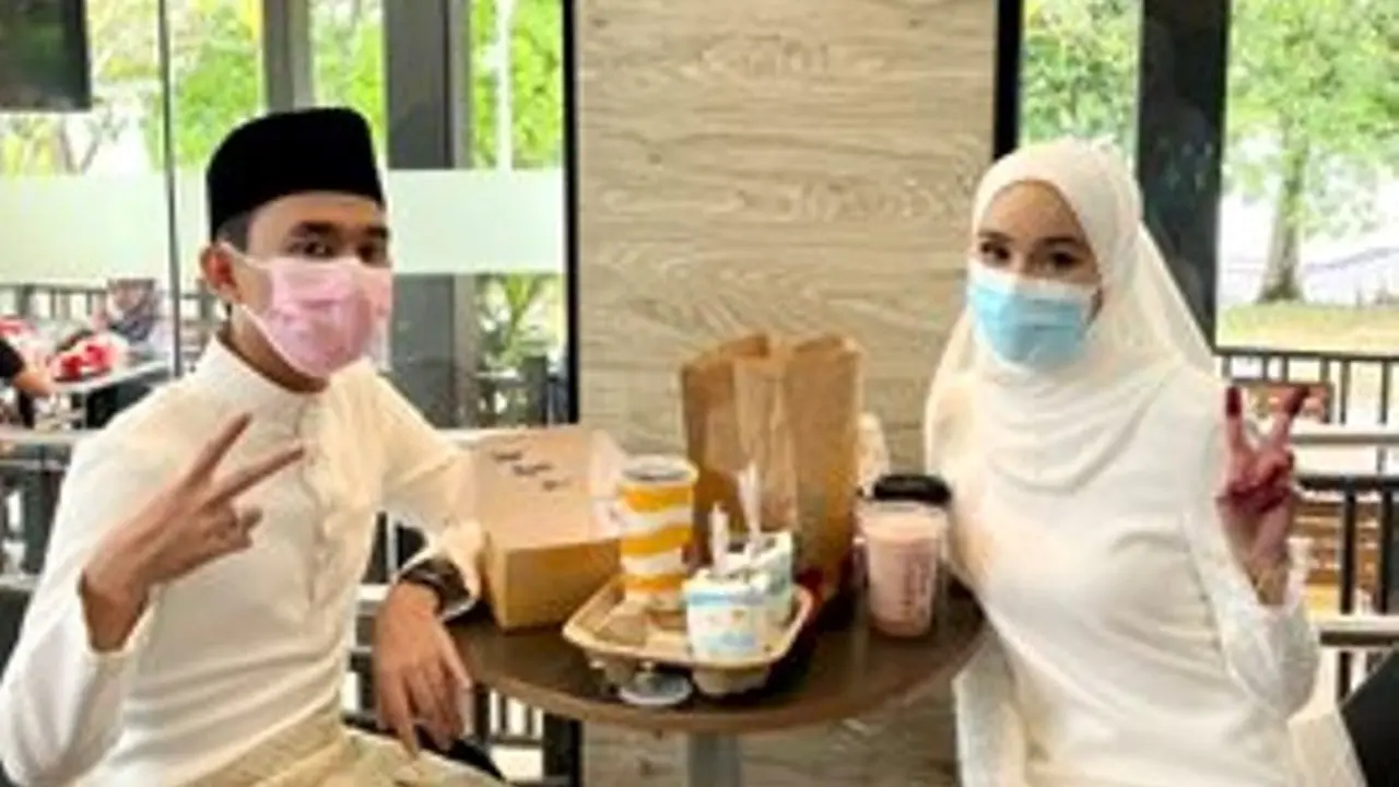 Usai Akad Nikah, Pasangan Pengantin Pilih Makan di Restoran Cepat Saji
