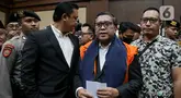 Tersangka kasus dugaan suap pengurusan penggantian antar-waktu anggota DPR untuk Harun Masiku dan perintangan penyidikan (obstruction of justice), Hasto Kristiyanto (kedua kanan) bersiap menjalani sidang pembacaan dakwaan di Pengadilan Tindak Pidana Korupsi, Jakarta, Jumat (14/3/2025). (Liputan6.com/Herman Zakharia)