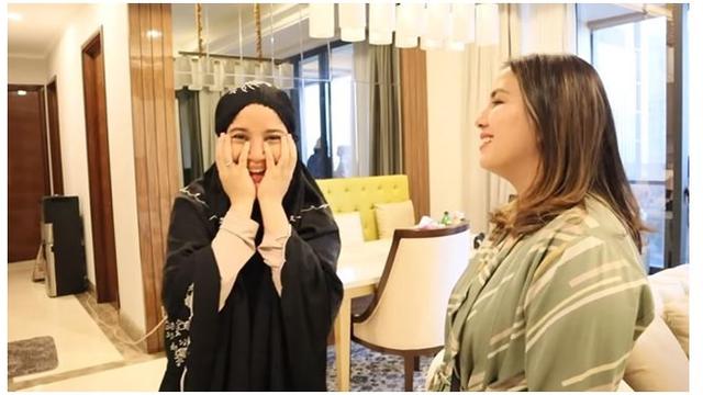 Meja makan di apartemen Chacha dan Dico cukup besar dengan dilengkapi kursi yang menempel di dinding.