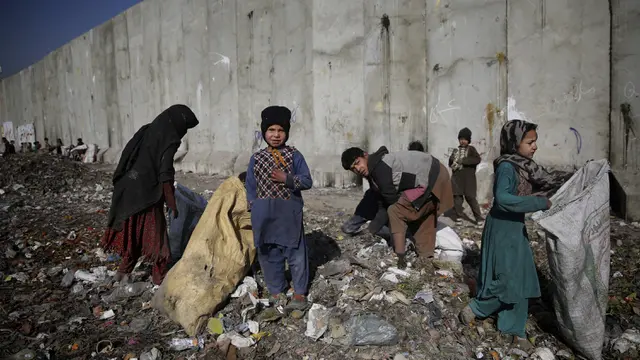 Menengok Anak-Anak Afghanistan di Tempat Pembuangan Sampah