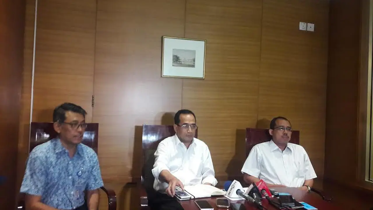 Menhub Budi Karya mengatakan, seluruh Kementerian dan Lembaga terkait, kepolisian, PT Pelindo I sampai IV harus bekerja sama untuk membenahi dan menurunkan dwelling time. (Liputan6.com/Fiki Ariyanti)