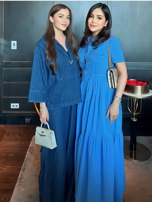 Anisha Rosnah tampil kasual dengan busana denim on denim dari brand Maison Valentino. Untuk atasan lengan 3/4 seharga Rp23 jutaan dipadukan celana wide seharga Rp27 jutaan. Sambil membawa mini bag Hermes.  [@support.anishaik]