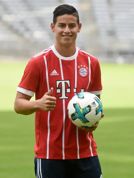 Gelandang baru Bayern Munchen, James Rodriguez berpose saat perkenalannya dengan tim barunya Bayern Munchen Jerman, (12/7). James akan menggunakan kostum bernomor punggung 11 yang sebelumnya digunakan Lukas Podolski.  (AFP Photo/Christof Stache)