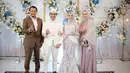 Alhasil, sibuk mencari bahan yang sama dengan jas yang dikenakan. Tapi, pada akhirnya mengenakan celana milik anak Dine. "Jd mendadak sibuk harus beli bahan celana sesuai Jas, in THe mean time , pinjem celana punya Paris anak bungsu dari aku, ga sama warna sih, tp ya what to do," sambung Dine. [Instagram/dine.pearl]
