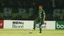 Bek Persebaya, Rachmat Irianto, saat laga vs Persib di Stadion Gelora Bung Tomo, Surabaya, Kamis (26/7/2018). (Bola.com/Aditya Wany)