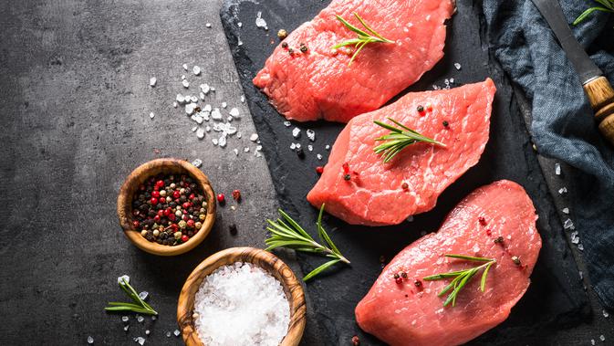 Makan daging merah bisa memicu darah menstruasi berwarna cokelat. /copyright shutterstock