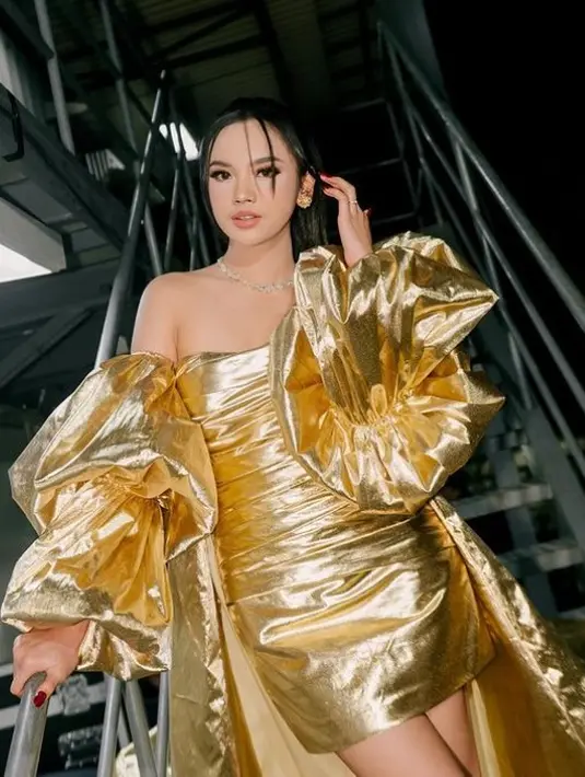 Gaya busana Lyodra saat manggung [Instagram/lyodraofficial]