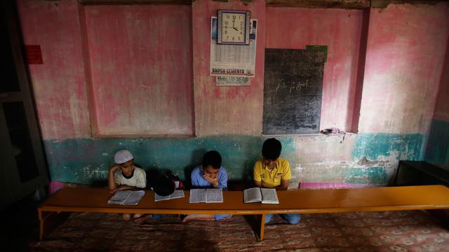 Semangat Anak-Anak Muslim Kashmir Belajar Baca Alquran saat Ramadan