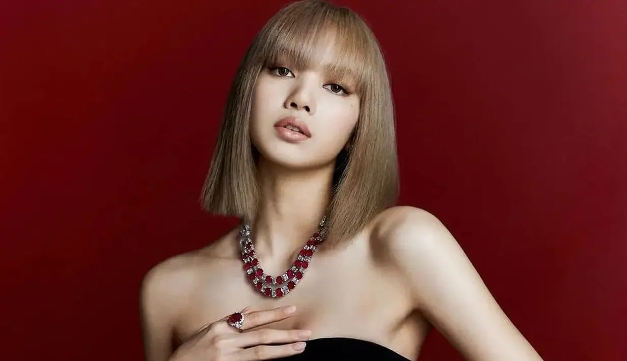 Lisa membuat semua orang terkejut ketika foto dirinya mengenakan kalung Ruby dan Berlian BVLGARI dari tahun 1950-an senilai $960.000 terungkap. Instagram (@lalalalisa_m)