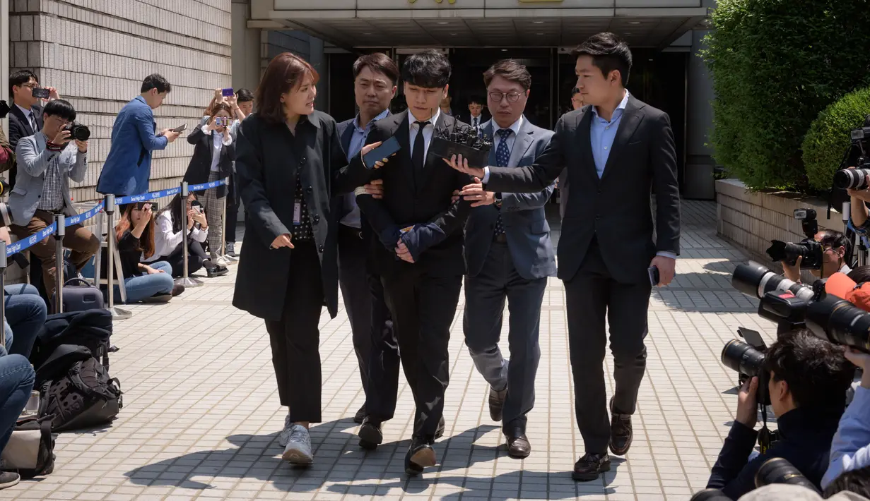 Mantan anggota boyband BIGBANG, Seungri ditahan seusai menghadiri sidang pemeriksaan di Pengadilan Distrik Pusat Seoul, Selasa (14/5/2019). Seungri resmi ditahan atas tuduhan kasus penggelapan dan prostitusi (mucikari). (Ed JONES / AFP)