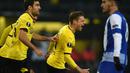 Pemain Borussia Dortmund, Lukasz Piszczek, merayakan gol pertama yang dicetaknya ke gawang Porto dalam laga leg pertama 32 besar Liga Europa di Stadion Signal Iduna Park, Dortmund, Jumat (19/2/2016) dini hari WIB, (AFP/Patrik Stollarz)