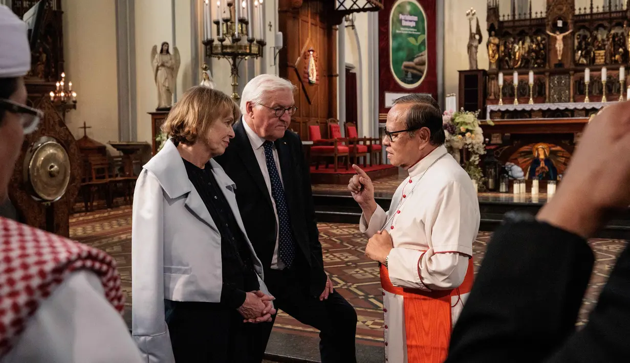 Presiden Jerman Frank-Walter Steinmeier (tengah) dan Ibu Negara Elke Buedenbender (kiri) dipandu oleh Kardinal Ignatius Suharyo Hardjoatmodjo, Uskup Agung Jakarta, saat berkunjung ke Katedral Jakarta, Senin 15 Juni 2026. (Yasuyoshi Chiba/AFP)