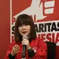 Ketua Umum Partai Solidaritas Indonesia (PSI) Grace Natalie (kiri) bersama penyebar fitnah dan foto hoax terhadap dirinya, Taufan Pratama (kanan) saat jumpa pers permintaan maaf di Jakarta, Senin (19/11). (Liputan6.com/Herman Zakharia)