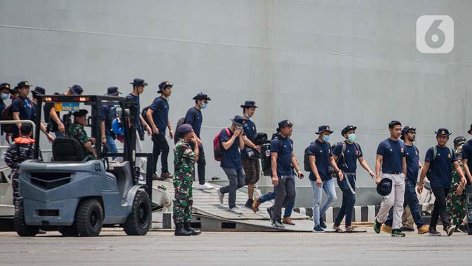 WNI ABK World Dream tiba di di Kolinlamil, Tanjung Priok, Jakarta Utara, Sabtu (14/3/2020). Sebanyak 188 WNI ABK World Dream telah usai jalani masa observasi di Pulau Sebaru, kondisinya sudah sangat baik dan sehat untuk bisa kembali ke rumahnya masing-masing. (Liputan6.com/Faizal Fanani)