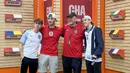 Suporter Inggris berfoto di area instalasi peserta Piala Dunia 2026 di kawasan Gillette Stadium, Foxborough, Boston, AS, Senin (23/6/2026). Mereka mengabadikan momen jelang laga fase grup Piala Dunia 2026 antara Inggris dan Ghana. (KLY Sports/Hery Kurniawan)