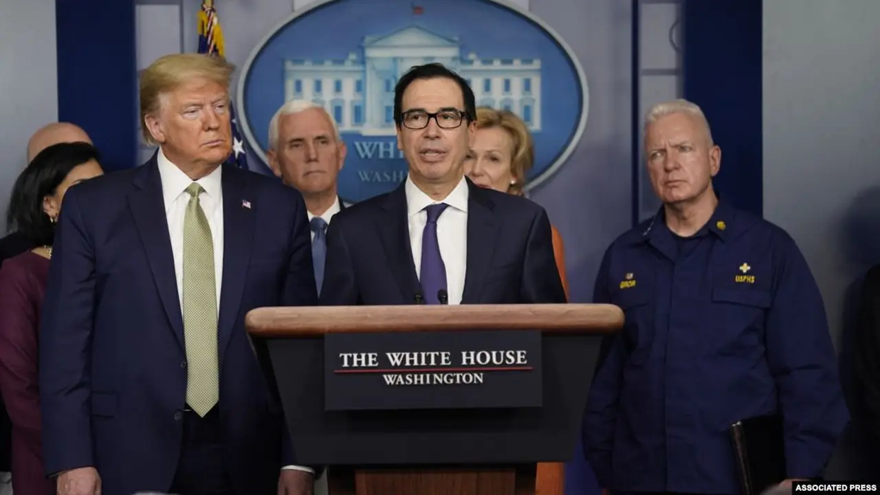 Menteri Keuangan AS Steven Mnuchin (tengah) memberikan penjelasan di Gedung Putih, Selasa 17 Maret 2020.