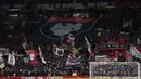 Dengan tambahan tiga poin, Setan Merah kini mengoleksi 29 poin dan naik ke peringkat ke-5. Tampak dalam foto, para penggemar mengibarkan bendera menjelang dimulainya pertandingan sepak bola Liga Premier Inggris antara Manchester United dan Newcastle United di Stadion Old Trafford, pada 26 Desember 2025 waktu setempat atau Sabtu (27/12/2025) dini hari WIB. (Darren Staples/AFP)