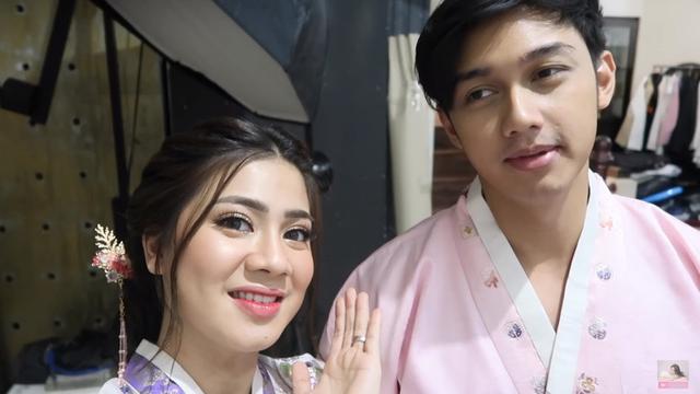 7 Pemotretan Caesar Hito dan Felicya Angelista Pakai Busana Korea