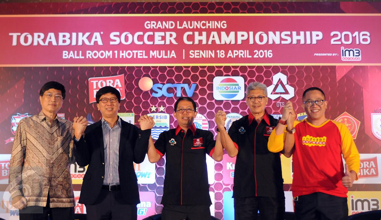 COO Emtek Grup, Sutanto Hartono (kedua kiri) bersama Direktur Utama PT GTS, Joko Driyono (tengah) mengangkat tangan bersama saat peluncuran Torabika Soccer Championship 2016 di Hotel Mulia, Jakarta, Senin (18/4/2016). (Liputan6.com/Helmi Fithriansyah)