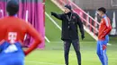 Pelatih baru Bayern Munchen, Thomas Tuchel memberi isyarat di sebelah Joao Cancelo saat sesi latihan pertamanya di Munich, Jerman, Selasa (28/3/2023). (Sven Hoppe/dpa via AP)