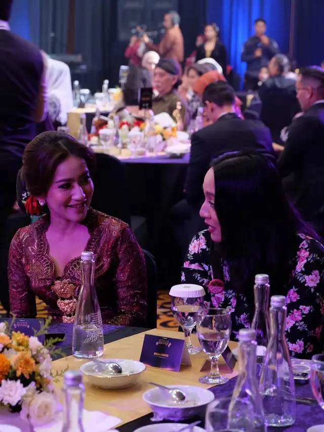 6 Detail Penampilan Risma Nilawati di RA Kartini Award, Kebaya Modern Memukau