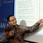 Mendikbud Anies Baswedan menunjukkan grafik peningkatan Indeks Integritas Ujian Nasional (IIUN) 2016 di Gedung Kemendikbud, Jakarta, Rabu (11/5/2016). Pada 2016, 615 sekolah memiliki IIUN di atas 70. (Liputan6.com/Helmi Fithriansyah)