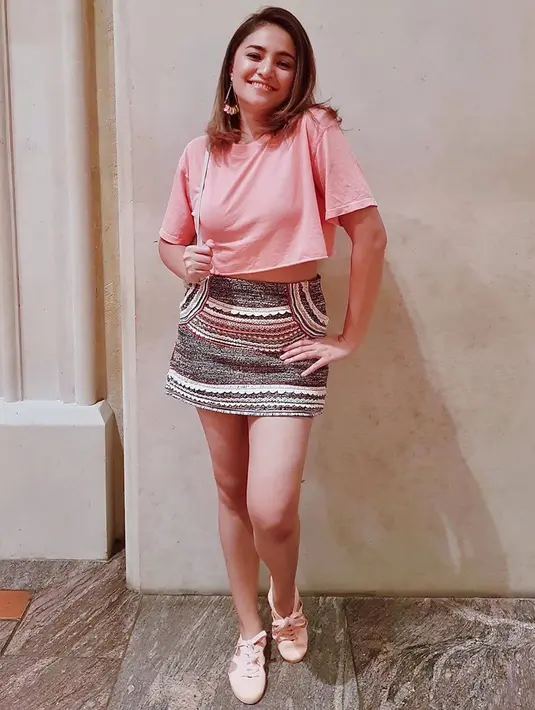 Menggunakan crop top merah jambu dan mini skirt bermotif, membuat penampilan wanita 30 tahun ini terlihat lebih muda. Sneakers juga melengkapi gaya casual Marshanda terlihat semakin kece. (Liputan6.com/IG/marshanda99)