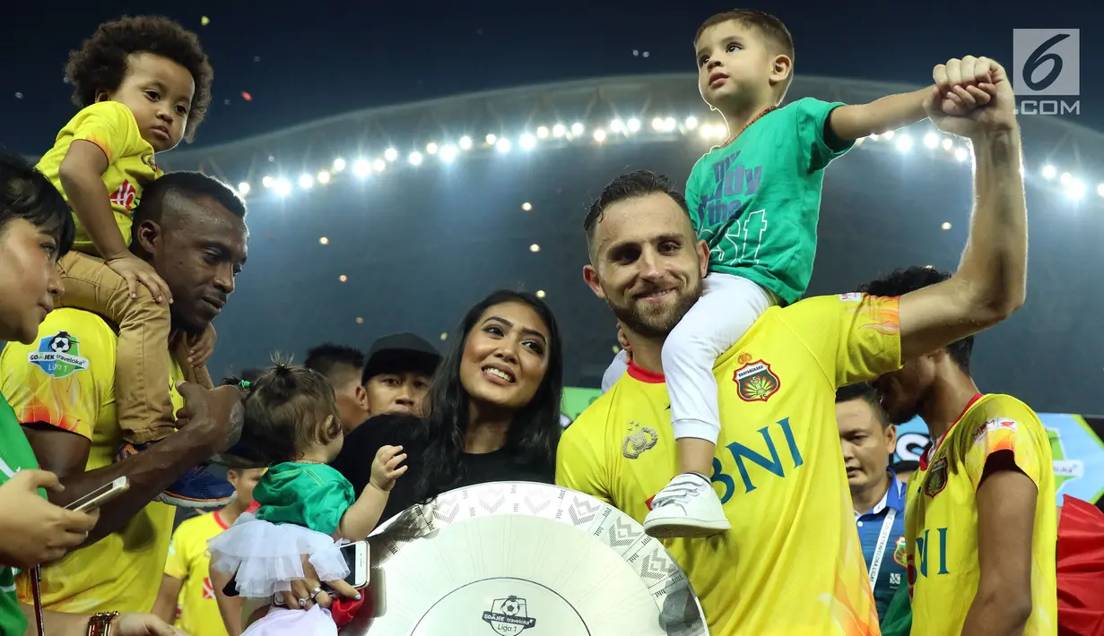 Pemain depan Bhayangkara FC, Ilija Spasojevic merayakan gelar juara Liga 1 Indonesia usai melawan Persija di Stadion Patriot Candrabhaga, Bekasi, Minggu (12/11). Bhayangkara FC meraih 68 poin dari 34 pertandingan. (Liputan6.com/Helmi Fithriansyah)
