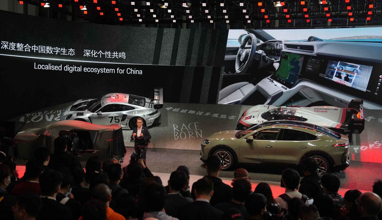 Presiden dan CEO Porsche China, Alexander Pollich, berbicara di samping Porsche Cayenne setelah diluncurkan di Beijing Auto Show 2026 atau Auto China 2026, Jumat 24 April 2026. Beijing Auto Show atau Auto China 2026 resmi dibuka. (AP Photo/Andy Wong)