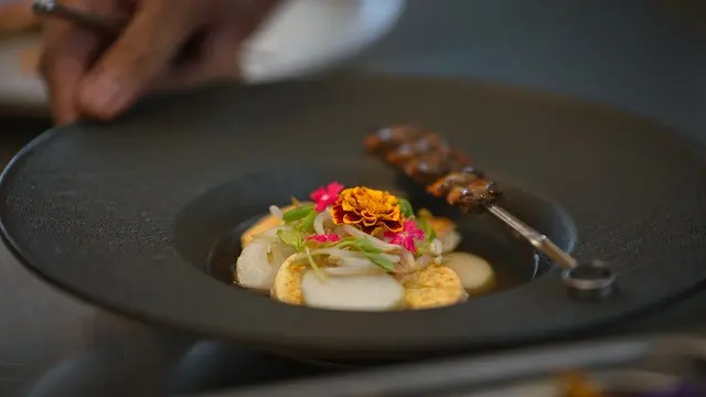 Lontong balap dalam serial Luka, Makan, Cinta. (dok Netflix)