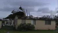 Sebuah rumah di kota pesisir Kalbarri rusak akibat topan tropis Seroja pada 11 April 2021. (Foto: Facebook / Biro Meteorologi / Kate Swenson)