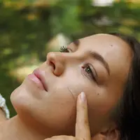 Tinted moisturizer membantu menjaga kelembapan kulit sekaligus meratakan warna kulit untuk hasil makeup natural. [Dok/Pexels.com/Christine Bunn].