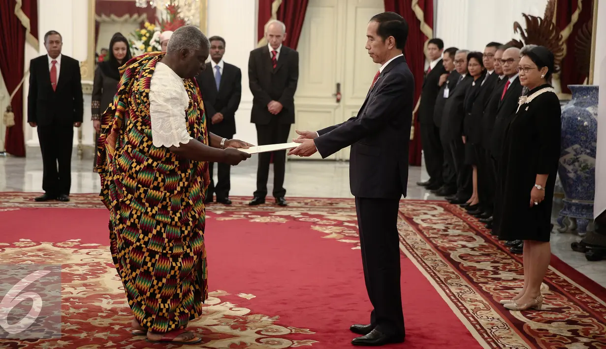 Presiden Jokowi saat menerima surat kepercayaan Duta Besar LBPP di Istana Merdeka, Jakarta, Selasa (31/5). 8 Dubes LBPP Serbia, Demokratik Federal Ethiopia, Myanmar, Afghanistan, Timor Leste, Kuala Lumpur, Bostwana, Lithuania. (Liputan6.com/Faizal Fanani)