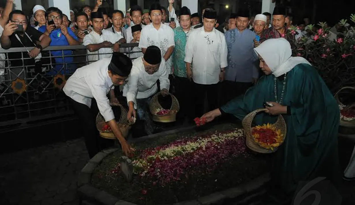Jokowi tampak melakukan tabur bunga di makam mantan Presiden RI ke-4, KH Abdurrahman Wahid atau yang akrab disapa Gus Dur (Liputan6.com/Herman Zakharia) 