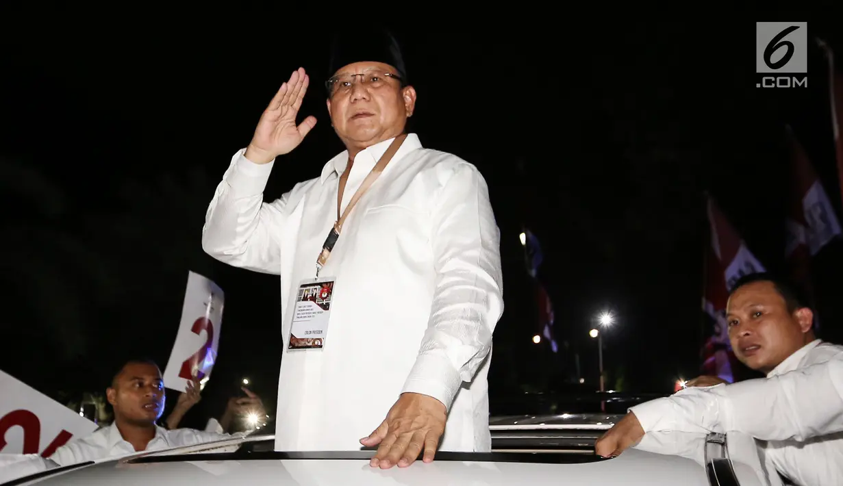 Calon Presiden Prabowo Subianto menyapa pendukungnya di sepanjang jalan Imam Bonjol usai pengambilan nomor urut di Gedung KPU Jakarta, Jumat (21/9). Pasangan Prabowo-Sandi mendapat nomor urut 2. (Liputan6.com/Fery Pradolo)