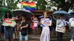 Kelompok LGBT bersorak saat menggelar unjuk rasa menolak kedatangan Presiden AS Donald Trump saat demonstrasi di dalam kampus universitas negeri di kota Los Banos, provinsi Laguna, Manila, Filipina (9/11). (AFP Photo/Ted Aljibe)