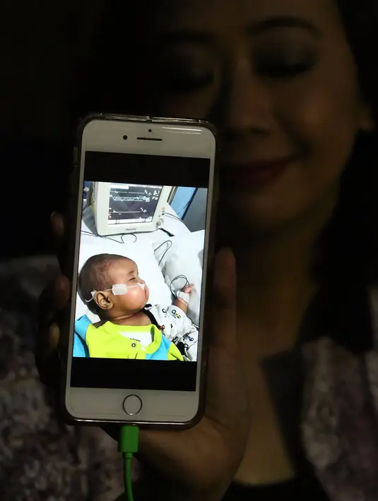 "Saya memang menerima lillahi ta'ala apapun yang diberikan Allah. Tapi Allah masih baik sama Ibran dikasih penglihatan. Profesor bilang matanya Ibran lebih jelas dari mata-mata (bayi) seumur dia,” tukas Asri Welas. (Bambang E.Ros/Bintang.com)