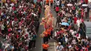 Peserta melakukan atraksi liong pada karnaval perayaan Cap Go Meh di Glodok, Jakarta, Minggu (21/2). Perayaan yang merupakan rangkaian terakhir masa perayaan Imlek itu diikuti 1477 peserta dengan menampilkan berbagai kesenian. (Liputan6.com/Angga Yuniar)