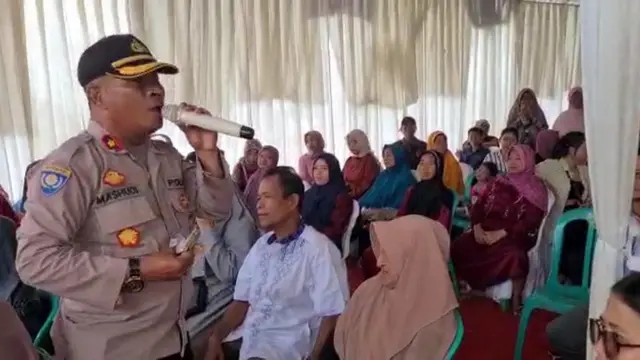 Kapolsek Unjuk Aksi, Bernyanyi Di Pesta Hajat Untuk Galang Dana Korban Gempa