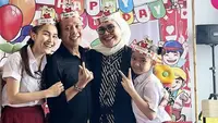 Ayu Ting Ting tampil kompak bersama Bilqis mengenakan seragam SD dengan ciri khas atasan kemeja putih dan rok rempel merahnya. @ayutingting92.