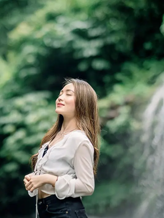 Seperti yang baru-baru ini diunggahnya, Wilona berada di kawasan airt terjun yang sejuk. [Instagram @natashawilona12]