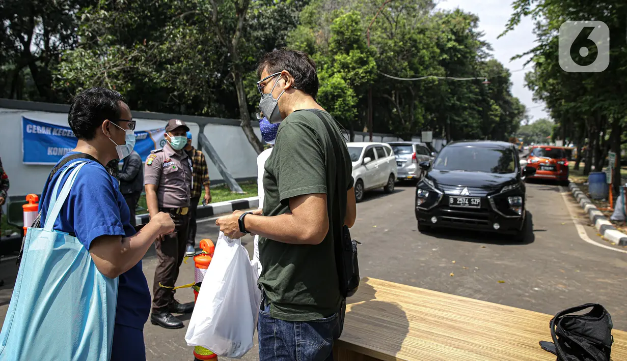 Petugas berjaga saat hari pertama pengoprasian Rs. Darurat Covid Asrama Haji Pondok Gede, Jakarta, Sabtu (10/7/2021). Presiden Joko Widodo secara resmi mengumkan asrama haji pondok gede difungsikan sebagai rumah sakit darurat Covid-19 pada Jumat (9/7/2021). Liputan6.com/Faizal Fanani)