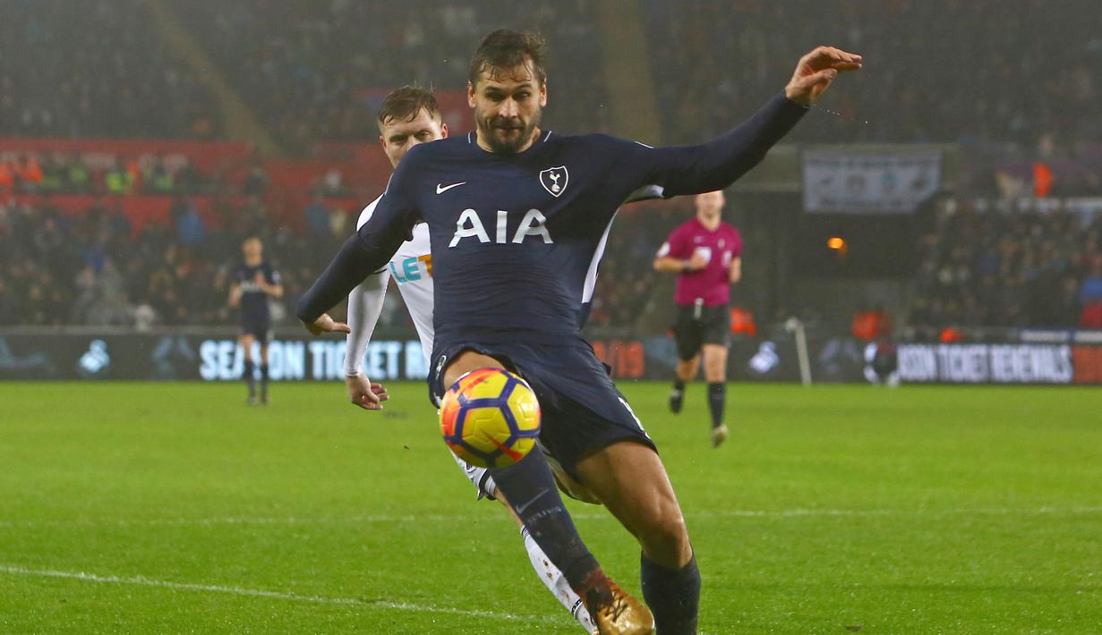 Aksi penyerang Tottenham Hotspur, Fernando Llorente melakukan kontrol bola saat diadang pemain Swansea City pada lanjutan Premier League di The Liberty Stadium, Swansea, (2/1/2018). Tottenham menang 2-0. (AFP/Geoff Caddick)