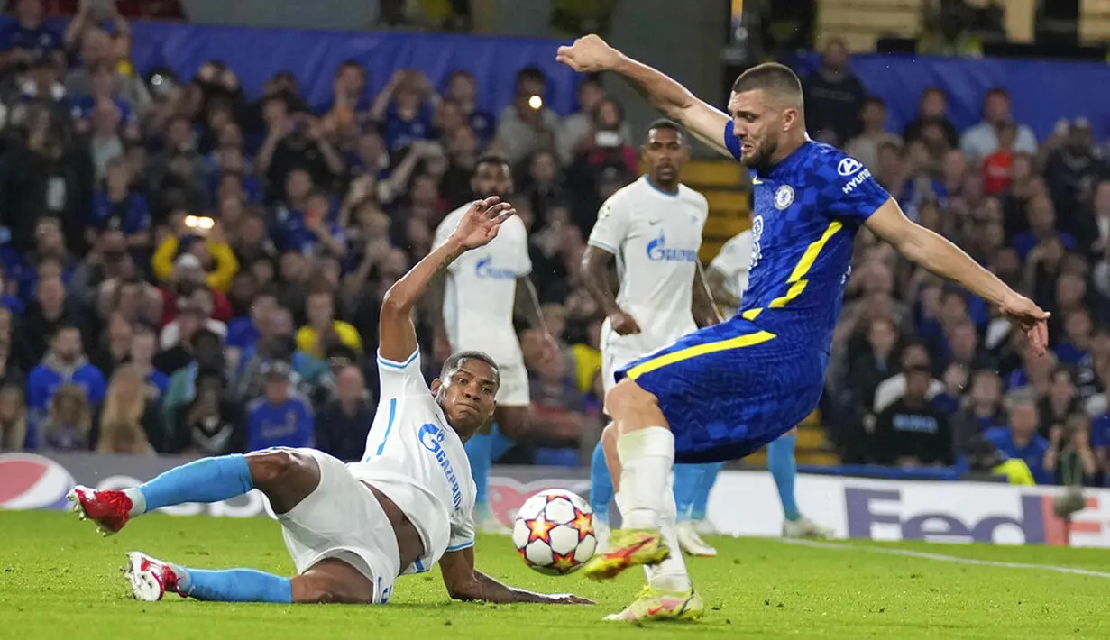 Pemain Chelsea Mateo Kovacic (kanan) berebut bola dengan pemain Zenit St Petersburg Wilmar Barrios pada pertandingan Grup H Liga Champions di Stadion Stamford Bridge, London, Inggris, Selasa (14/9/2021). Chelsea menang 1-0. (AP Photo/Kirsty Wigglesworth)