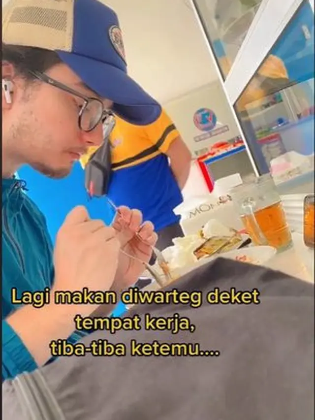 6 Momen Artis Difoto Diam-Diam Saat Makan di Warteg, Penampilannya Jadi Sorotan