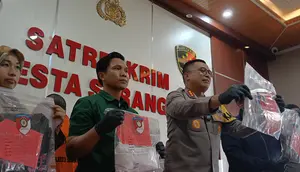 Kapolresta Serkot, Kombes Pol Sofwan Hermanto, Tunjukkan Batang Bukti Rudapaksa. (Selasa, 07/05/2024). (Yandhi Deslatama/Liputan6.com).