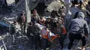 Untuk diketahui, hingga awal Februari 2026, berdasarkan data kementerian kesehatan di Gaza, jumlah total korban tewas mencapai 71.769 orang yang mayoritas wanita dan anak-anak. Sementara, ada lebih dari 171.483 orang mengalami luka-luka. Tampak dalam foto, para penyelamat membawa jenazah seorang korban di tengah reruntuhan kantor polisi Sheikh Radwan di Kota Gaza pada 31 Januari 2026. (Omar AL-QATTAA/AFP)