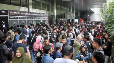 Antrean pengunjung saat membeli tiket masuk pameran perlengkapan outdoor Indofest 2019 di JCC Senayan, Jakarta, Kamis (7/3). Pameran yang berlangsung 7-10 Maret tersebut menampilkan berbagai macam produk kegiatan luar ruang. (Merdeka.com/Iqbal S Nugroho)