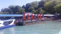 Puluhan turis yang menumpang enam kapal dihadang petugas saat akan merapat ke dermaga di Pulau Bunaken. (Liputan6.com/Yoseph Ikanubun)